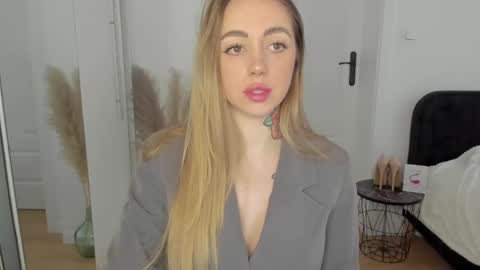 C o r a l i e online show from February 4, 2025, 2:21 pm