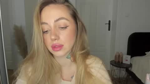 C o r a l i e online show from February 6, 2025, 6:35 pm