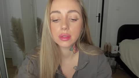 C o r a l i e online show from February 26, 2025, 8:33 pm