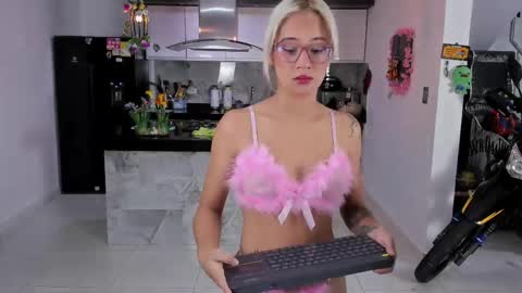 Snapshot of sexy_hot_friends_ chatting on May 24, 2026, 4:28 am WENDY MAX AND VICKY online show from May 24, 2026, 4:28 am
