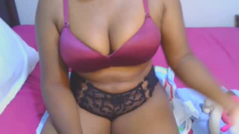 Snapshot of sexymompie chatting on December 19, 2024, 9:06 pm CANDY online show from December 19, 2024, 9:06 pm