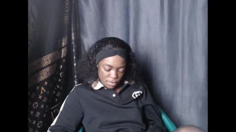 Snapshot of sexyxbunnyxx chatting on December 2, 2024, 9:35 am Blue online show from December 2, 2024, 9:35 am