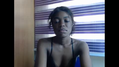 Snapshot of sexyxbunnyxx chatting on December 6, 2024, 7:10 am Blue online show from December 6, 2024, 7:10 am