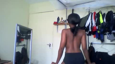 Snapshot of sexyy_tiny chatting on November 22, 2025, 10:47 am Mel online show from November 22, 2025, 10:47 am