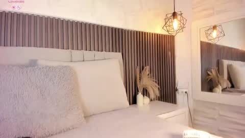 SHANON online show from November 22, 2025, 6:18 pm