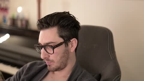 Snapshot of shape80 chatting on December 18, 2025, 7:31 pm frenchy boy online show from December 18, 2025, 7:31 pm