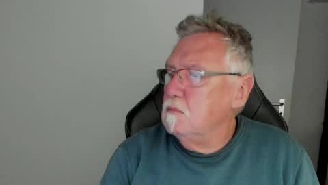 Snapshot of sharlots_pet chatting on April 19, 2026, 6:32 pm sharlots_pet online show from April 19, 2026, 6:32 pm