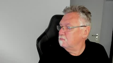 Snapshot of sharlots_pet chatting on April 20, 2026, 7:44 am sharlots_pet online show from April 20, 2026, 7:44 am