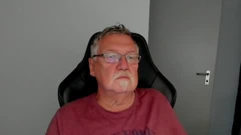 Snapshot of sharlots_pet chatting on April 23, 2026, 10:47 am sharlots_pet online show from April 23, 2026, 10:47 am