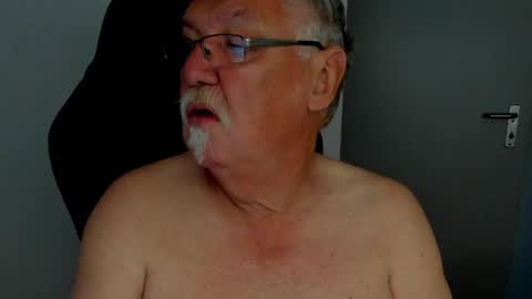 Snapshot of sharlots_pet chatting on April 29, 2026, 9:46 am sharlots_pet online show from April 29, 2026, 9:46 am
