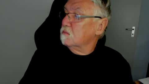 Snapshot of sharlots_pet chatting on May 12, 2026, 10:34 am sharlots_pet online show from May 12, 2026, 10:34 am