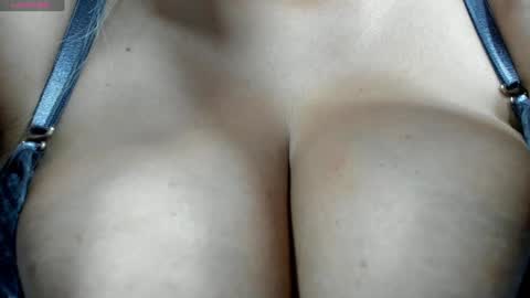 Snapshot of sharlotte_mom chatting on January 15, 2025, 10:35 pm sharlotte online show from January 15, 2025, 10:35 pm