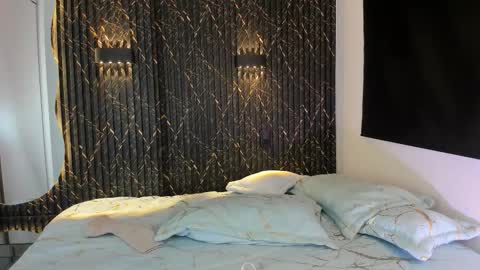 SHARON TAYLOR online show from November 5, 2025, 8:31 pm