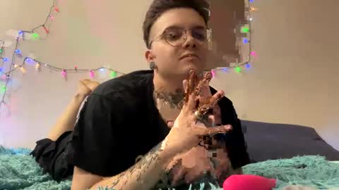 Snapshot of sharpy_teeth_kitty chatting on January 10, 2025, 8:15 pm Nikolasftm online show from January 10, 2025, 8:15 pm