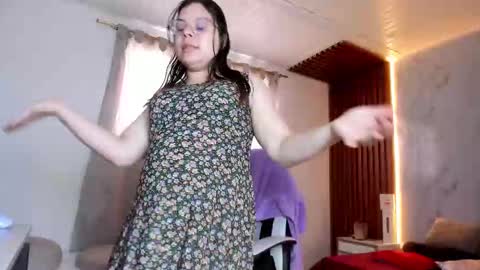 SASHA BLOOM online show from September 28, 2025, 2:44 pm