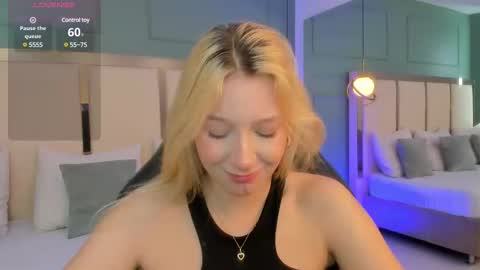 Snapshot of shatall_rouge chatting on January 22, 2025, 5:28 pm Shantall online show from January 22, 2025, 5:28 pm