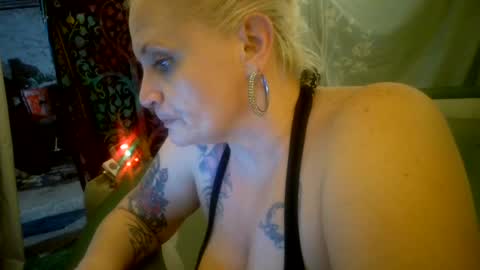 Snapshot of shawnandjenn chatting on March 5, 2025, 9:49 am ShawnandJenn online show from March 5, 2025, 9:49 am