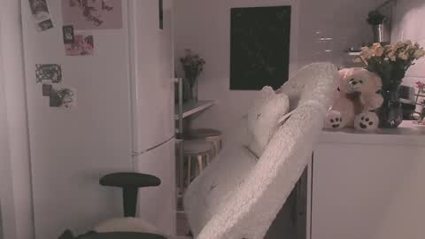 Snapshot of sheeny_shy chatting on December 10, 2024, 2:48 am Chiara online show from December 10, 2024, 2:48 am