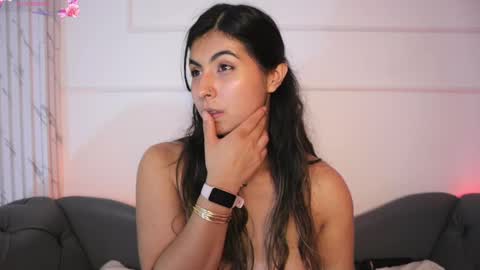 Snapshot of shelleymorell chatting on March 6, 2025, 6:26 pm Transmission schedule Monday - Friday 715 am to 200 pm time Colombia online show from March 6, 2025, 6:26 pm