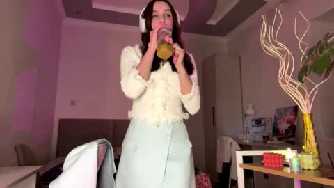 Snapshot of shellicruickshank chatting on December 3, 2025, 7:34 pm Elsa online show from December 3, 2025, 7:34 pm