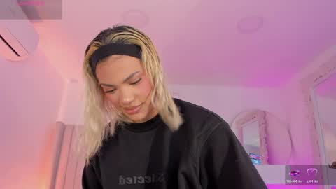 shelynna_azzul online show from April 8, 2026, 8:09 pm