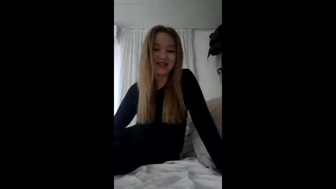 SherrylShaw online show from December 19, 2025, 9:33 pm