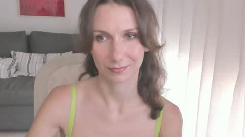 Snapshot of shesleepsnaked chatting on October 10, 2025, 3:44 pm shesleepsnaked online show from October 10, 2025, 3:44 pm