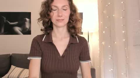 Snapshot of shesleepsnaked chatting on April 14, 2026, 4:35 pm shesleepsnaked online show from April 14, 2026, 4:35 pm
