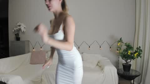 Snapshot of shine_chanel chatting on December 10, 2024, 6:28 pm Chanel online show from December 10, 2024, 6:28 pm