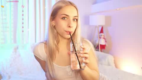 Julia online show from December 1, 2025, 6:07 am