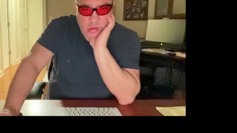 Snapshot of showmet chatting on April 18, 2026, 3:43 am Chicago Guy online show from April 18, 2026, 3:43 am