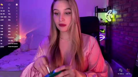 Snapshot of shy_bee chatting on November 23, 2025, 11:26 pm Alice online show from November 23, 2025, 11:26 pm