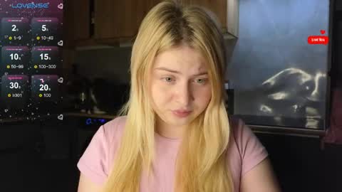 Snapshot of shy_blondiee chatting on April 30, 2026, 9:30 pm Molly online show from April 30, 2026, 9:30 pm