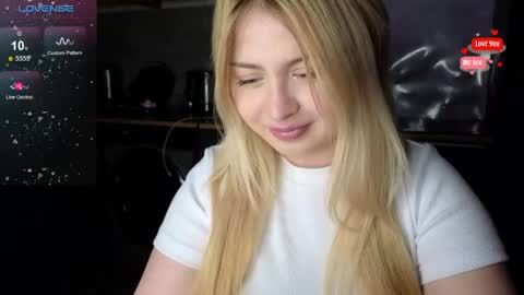 Snapshot of shy_blondiee chatting on May 5, 2026, 8:50 pm Molly online show from May 5, 2026, 8:50 pm