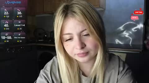 Snapshot of shy_blondiee chatting on May 17, 2026, 9:33 pm Molly online show from May 17, 2026, 9:33 pm