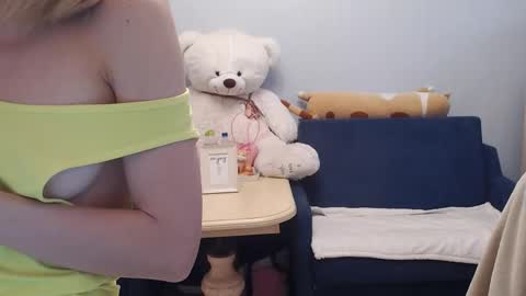 Snapshot of shy_moony chatting on November 7, 2025, 2:28 pm just Alex online show from November 7, 2025, 2:28 pm