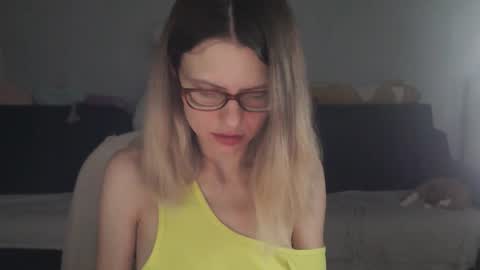 Snapshot of shy_moony chatting on December 4, 2025, 10:51 pm just Alex online show from December 4, 2025, 10:51 pm