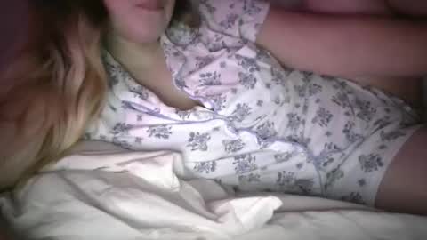 Elyse online show from November 21, 2025, 3:05 am