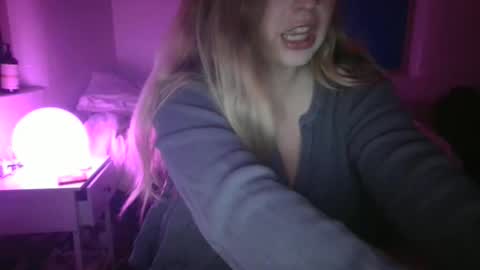 Snapshot of shyspacegirlie chatting on October 22, 2025, 5:52 am shyspacegirlie online show from October 22, 2025, 5:52 am