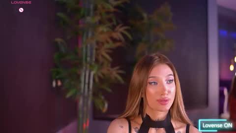 Sienna online show from November 19, 2025, 6:52 pm