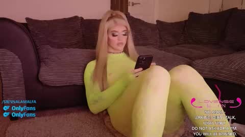 Snapshot of siennalamalfa chatting on October 16, 2025, 1:23 pm Sienna La Malfa online show from October 16, 2025, 1:23 pm