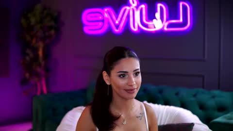 Sienna online show from November 20, 2025, 10:26 am