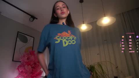 Eva  online show from November 6, 2025, 11:22 am