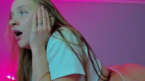 Mila online show from September 30, 2025, 8:03 pm