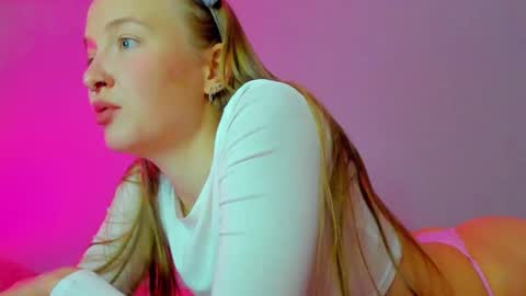 Mila online show from October 5, 2025, 9:07 am