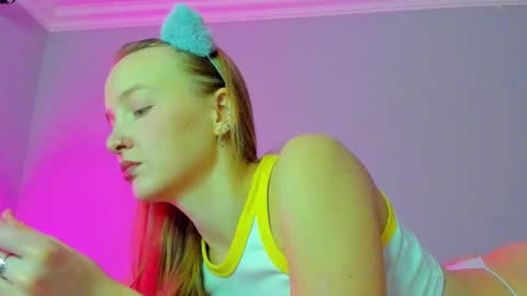 Mila online show from October 22, 2025, 8:25 am