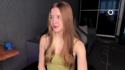 Snapshot of simikisss chatting on May 18, 2026, 9:37 am simikiss online show from May 18, 2026, 9:37 am