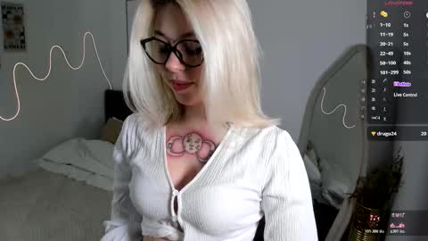 SimonaGerry online show from October 18, 2025, 5:10 am