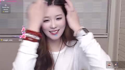 simonastephanie online show from November 22, 2025, 2:27 pm