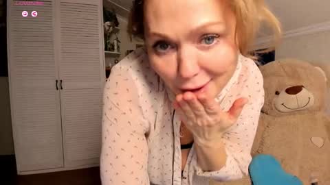 Snapshot of simonmartina chatting on November 2, 2025, 10:28 am Simona online show from November 2, 2025, 10:28 am